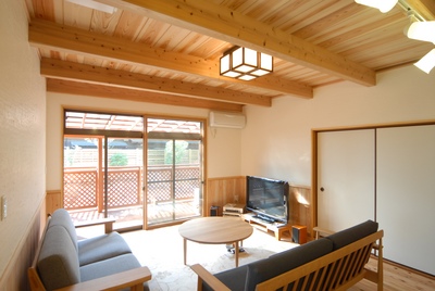 明るい光が部屋の奥まで届く洋室。 明るい光が部屋の奥まで届く洋室。