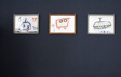 プルーグレーのアクセントの壁は、子どもの素敵な作品で。 プルーグレーのアクセントの壁は、子どもの素敵な作品で。