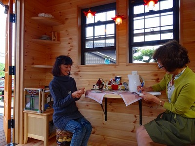 数面前の母屋のリノベーション工事と今回のログハウス建設工事でお付き合いさせていただいておりますが、私共が感じましたことは、ご主人も奥様も日常を楽しんでいらっしゃることが伝わってきます。
平凡な日々でも、ちょっとしたことに喜びや楽しみを感じることができれば、誰でも幸せになれるように思います。施主様とお話ししていると、ふとそのような気持ちが頭をよぎるのはなぜでしょうか…..。
これからもお付き合い宜しくお願いいたします。