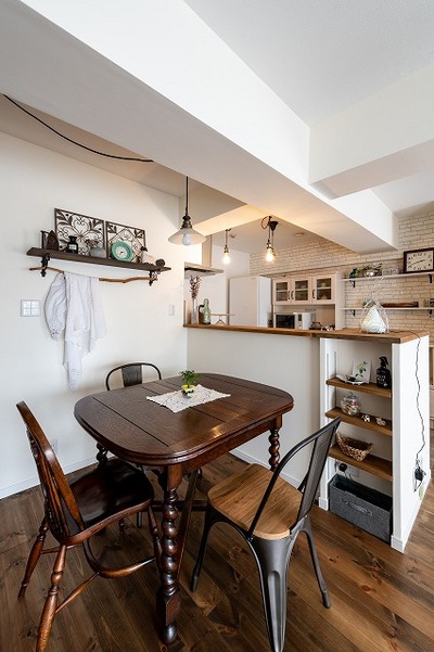 キッチンの場所は変えず、向きを変えただけで、奥まで光が届くとても明るいキッチンに・・・。マンションの管理規約上、交換することの出来なかったインターホンは、部屋のイメージを損なわないよう ファブリックで目隠し。 キッチンの場所は変えず、向きを変えただけで、奥まで光が届くとても明るいキッチンに・・・。マンションの管理規約上、交換することの出来なかったインターホンは、部屋のイメージを損なわないよう ファブリックで目隠し。