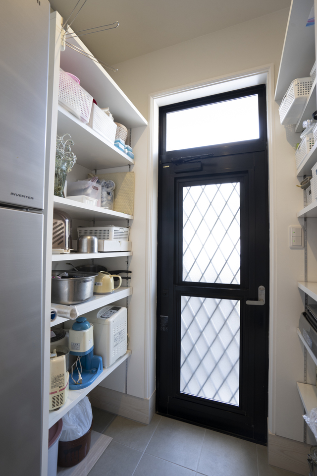 キッチン後ろのパントリー。
勝手口に繋がっているため、わざわざ玄関に行くことなく出入りができる。