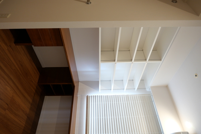 既存の収納も再利用し、アイロン掛けスペースも確保しましたが、充分デスクワークもできるスペースがあります。 既存の収納も再利用し、アイロン掛けスペースも確保しましたが、充分デスクワークもできるスペースがあります。