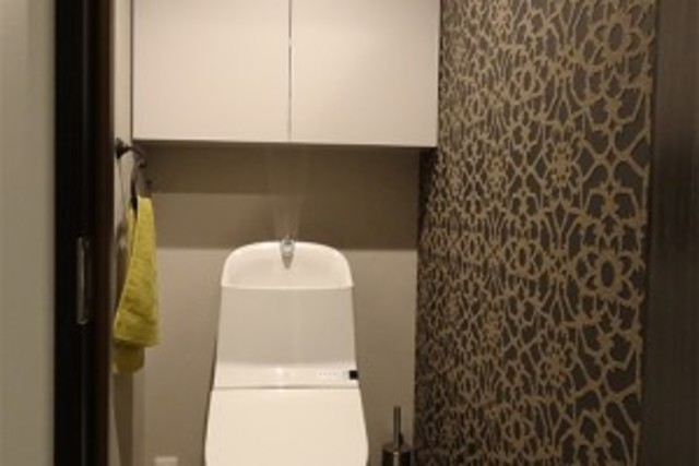 ラグジュアリーなトイレ。一面にアクセントクロスを貼ってゴージャスに・・・。