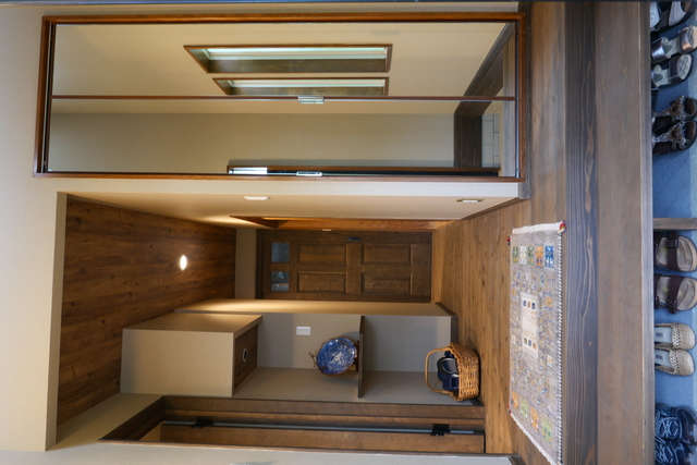 玄関の段差がかなりありましたのでそれを解消しつつ、普段お使いになられる靴を収納されたいということで式台を設けました。壁のクロスは落ち着いたベージュ系のクロスを貼って全体的にシックな雰囲気になっています。 玄関の段差がかなりありましたのでそれを解消しつつ、普段お使いになられる靴を収納されたいということで式台を設けました。壁のクロスは落ち着いたベージュ系のクロスを貼って全体的にシックな雰囲気になっています。