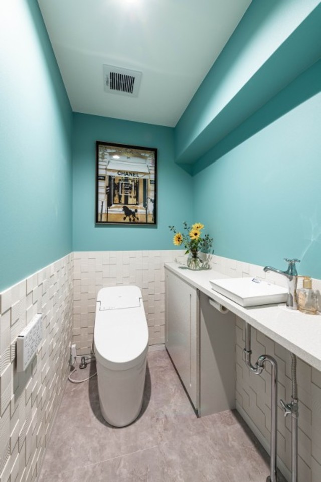 下段の白い壁材は、調湿効果のあるエコカラット。白と華やかなブルーライトの壁紙の対比が華やかで素敵です。 下段の白い壁材は、調湿効果のあるエコカラット。白と華やかなブルーライトの壁紙の対比が華やかで素敵です。