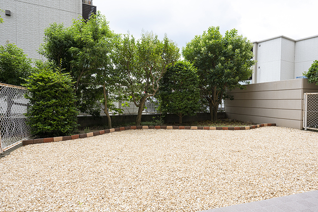 草取りが大変なお庭は、防草シートを貼り砂利を敷き込み、既存の草気との隔てにはレンガをデザイン的に施した。既存の植物は一部残し、アジサイ・レモン・ブルーベリーなど、ガーデニングを楽しみたいと奥様。
夏には、お孫さんがプール遊びをするそうです。