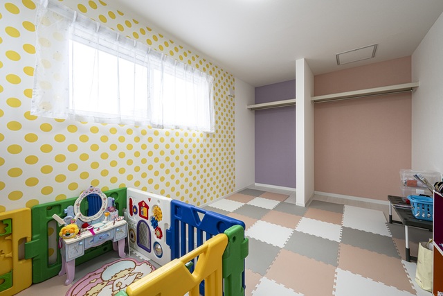 2階の子ども部屋のクロスは、お子さんたちの好きな色を採用。長女は自分で選んだ壁紙がお気に入りで、初めてひとりで寝たそう。