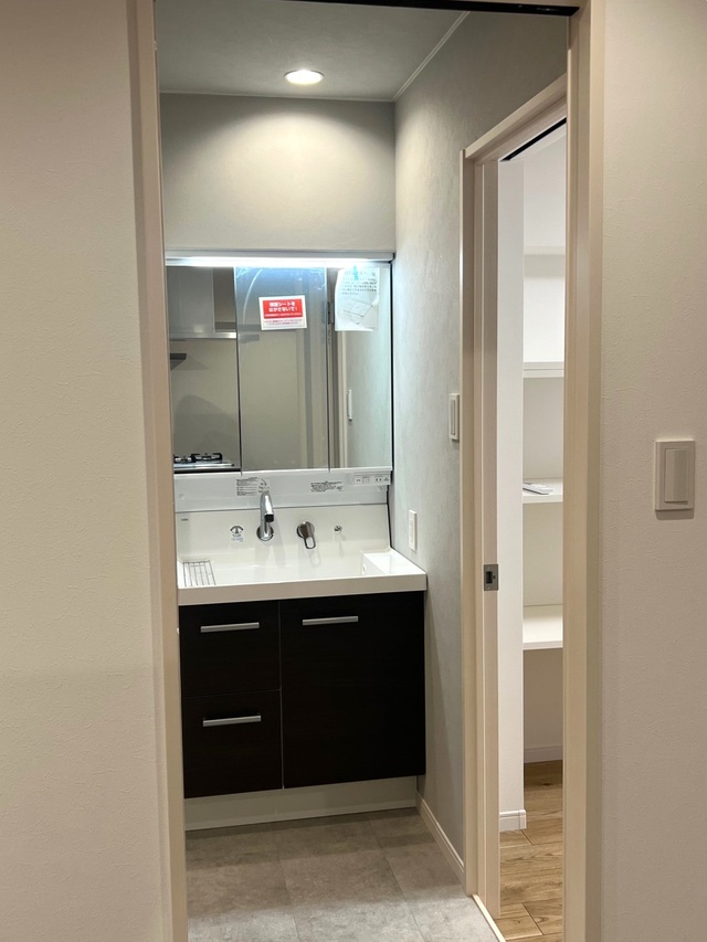 LDKから水廻り、寝室が回遊できる間取りになっています。
デザイン性と機能性のあるマンションリノベです。