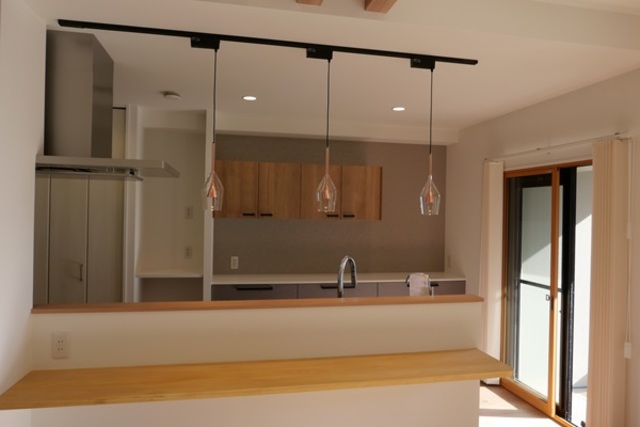 キッチンペンダントは、オシャレなガラスのデザイン。
優しい光で落ち着いた雰囲気になっています。