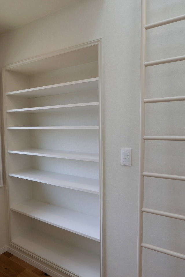 ２階の階段を上がったところに、２帖ほどの図書スペースがあります。
両サイドには本棚をニッチ風に作り、廻りをモールディングで飾っています。