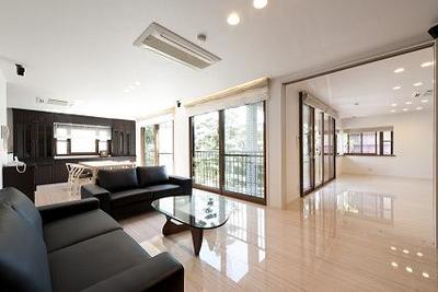 リビングには間接照明を付けた趣のある部屋づくり。<br />
壁面に石を貼りメーカー品のＴＶ台と造作の収納を一体的に造作。