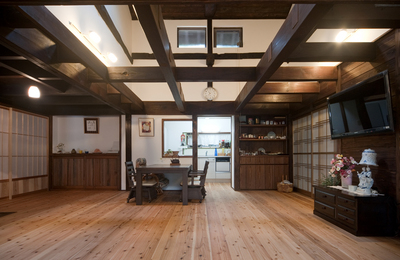 天井を吹抜けにして、天窓を施すことで、明るく清潔感を持ったリビングへと生まれ変わりました。