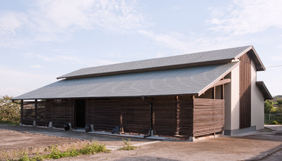 柱や梁、保存されていた材木などを再利用しました。