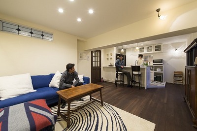 　以前は「ＬＤ」と「和室」に仕切られ、キッチンも壁を隔てて独立していた。その全てをひとつにしたら、こんな「ひろがりの空間」に生まれ変わりました。<br />
ﾀｲﾙ貼りｷｯﾁﾝ、背面収納、ﾀﾞｲﾆﾝｸﾞｶｳﾝﾀｰも、全体の雰囲気に合わせて造作。<br />
　右壁上部のｽﾃﾝﾄﾞｸﾞﾗｽが、ｱｸｾﾝﾄになっています。ここに明り採りをつけようというｱｲﾃﾞｨｱはご主人、デザインは奥様でおふたりの合作。