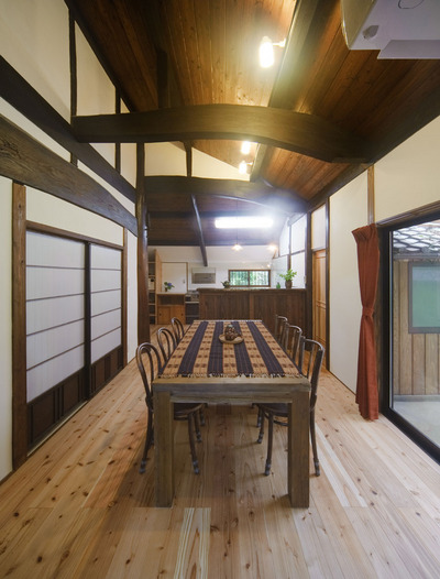天井板をはずし、太い梁をあらわにしたダイニング空間。<br />
ここで来客をもてなします。
