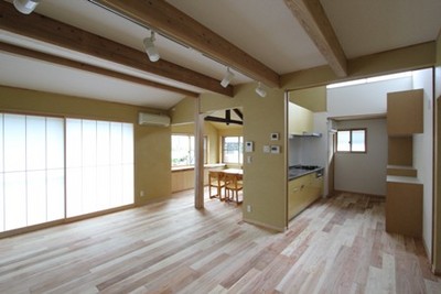 以前リビングがあった場所にキッチンを設置。高天井に変更し、<br />
ハイサイドライトでキッチンを明るく演出。