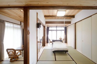 車イスでも室内に入れるよう玄関との段差を無くしました。