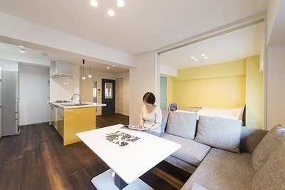 家の顔になるアイランドキッチンのカラーを決め、「マスタードイエロー」と調和するアクセントカラーを選びました。<br />
壁にぴったりおさまっているブルーグレーのテレビ台はホームランドオリジナルデザインです。