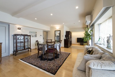 床は明るいフローリングに張替。壁をなくしたのでかなり広がりを感じられるように。