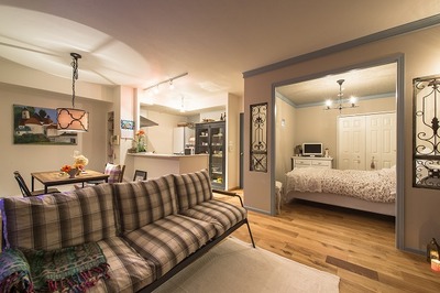 「一人で寝るのはさみしいから」と、LDKの一角に寝室を設置。床はホワイトオークにクリアを自ら塗装。<br />
家具や照明は雰囲気に合わせて新調。汚れていないクロスはそのまま使い、アクセントをつけたい箇所だけ張替えるなど予算配分にメリハリをつけた。