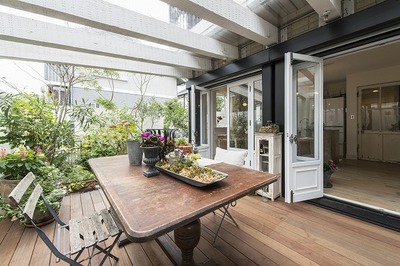 既存の枕木制のパーゴラを、白く塗装してリビングから出られるデッキをつくりました。既存サッシをはずし、折戸タイプの木製オリジナルオープンドアをつくりました。