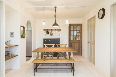 リビングは無垢フローリングを採用。色を明るめにすることでリビングに広がりを。<br />
アンティークの家具に溶け込むように、リビングドア、各部屋のドアの色も何度も打ち合わせを重ねて決めました。