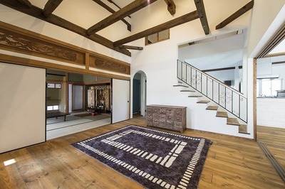 自然素材をふんだんに使い、既存の梁や和室、欄間などもあえてプロヴァンススタイルの中に取り込みました。