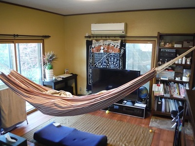 リビングにハンモックを吊るしたい！！というご要望を実現。<br />
壁は黄色いほたて漆喰を塗り、あたたかい雰囲気にリフォームしました。