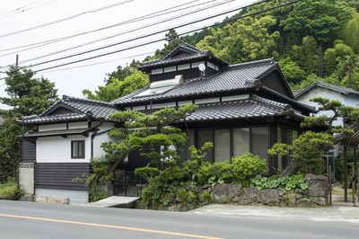 長年の風雨にさらされていたため外部に傷みが目立ち、木部が腐っているところもありました。今回、玄関引戸や窓のサッシの入れ回に伴い板壁をすべて貼り替え、老朽化している部分を補強しました。