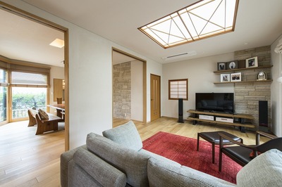 以前ピアノが置いてあった所に、TVボードをデザインして造作し、趣きのある自然石をリビングとダイニングに貼って重厚感を出しています。