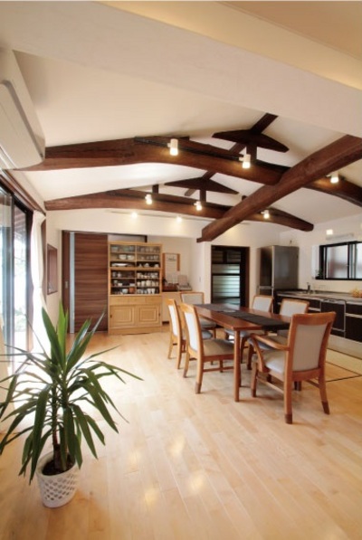 　周囲を緑に囲まれ、のどかな場所に建つ築60年のA様邸。日本庭園と蔵のある格式高い日本家屋は、三世代にわたって住み継がれてきた歴史がある。<br />
以前は薄暗かったキッチンは明るくなり、縁側との仕切りをなくしたことでLDK全体に自然の光が射し込み、季節の風を運んできてくれる。