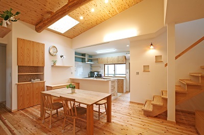 トップライトで日中でも明るいリビングダイニング。<br />
天井を高くすることにより以前は完全に隠れていた梁がお目見え。