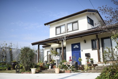 かつては大きな木が影になり、室内への日当たりも良くなかった。家が新しくなったのを機に庭は自分達で明るく整えたのだそう。