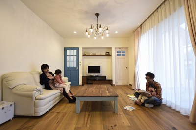 リビングの広い開口部は樹脂製のサッシとペアガラスに変更し気密性をアップ。幅広のパイン材、天井から吊るカーテンなど空間をより広く見せるアイデアに注目。