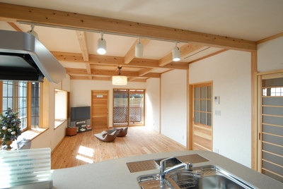 キッチンから家族が見渡せるリビング。