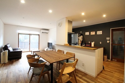 床材はアンティークカラーを醸し出すアカシアを採用。壁は無添加漆喰で心地よい。<br />
キッチン背面の壁一面は、ブルーグレイでアクセントに。奥様のこだわりがつまった空間は、昔のものとも調和する温かい空間へと生まれ変わった。