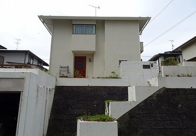 外観はあまり変更していませんが、破風や樋、窓枠なども外壁の塗装と同調させることによりすっきりしたオシャレなかわいい家になりました。今回は外塀など工事していませんが、施主様が時間をかけて塗装などされるそうです。