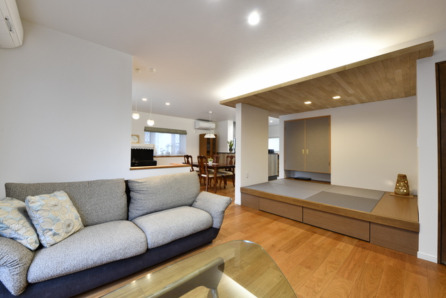 改修する前は和室と押入でしたが、家族が集まっても過ごせるように小上がりの和室を併設したリビング空間に変更しました。<br />
畳の下には収納もできます。