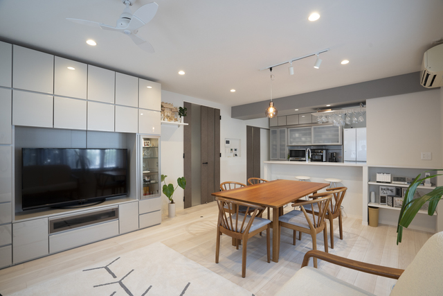 窓から差し込む自然光と、清潔感あふれる色使いが見事にマッチ。<br />
キッチンの向かいにはカウンターを造作。