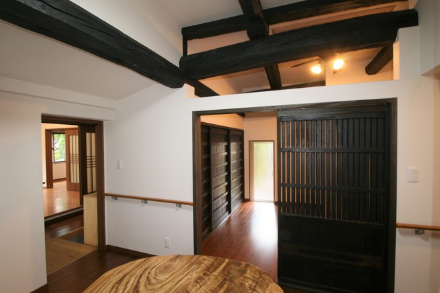 家の中心となるダイニング。息を吹き返した梁と建具が落ちつきのある空間を演出しています。