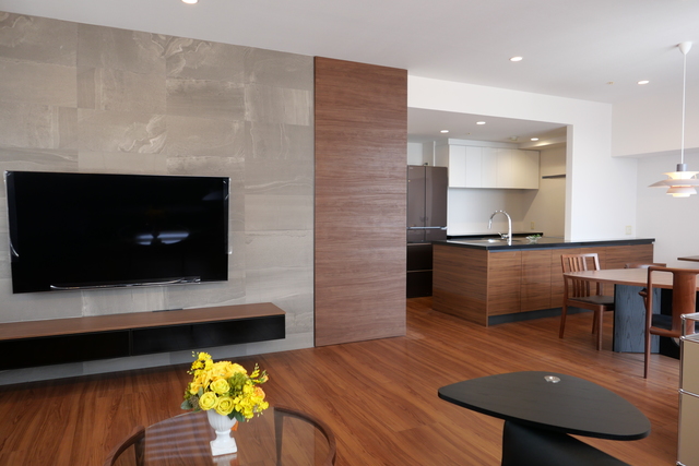 インテリアがお好きな奥様。<br />
既存の設備で使えるものはそのまま利用し、使い勝手に合わせて収納やカウンターを造作しました。<br />
新調される家具は、それに合わせてコーディネートを考え、モダンな空間に仕上がりました。<br />
お引っ越し後はお気に入りのインテリアがもっと増える予定です。