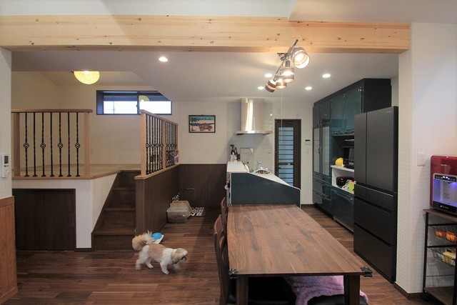 自然と家族が集まれるリビング。お互いの顔をみて、いつも存在を感じていられる安心でくつろげるスペースです。