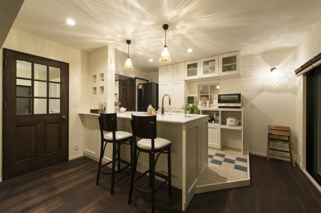 夜景の見えるシックなバー・ラウンジの様。あえてダイニングテーブルは置きません。<br />
キッチンの床も「こだわり」のひとつ。白とブルーで、とても爽やか。<br />
照明が映し出す「光と影」も、とても綺麗です。