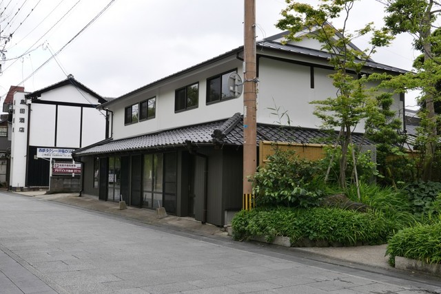 外観は一階下屋の瓦を残し屋根、壁材、漆喰、樋、軒先、防火サッシなどすべてを新しくしました。