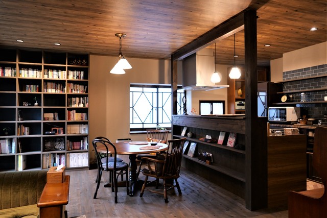 元々のキッチンは対面式のL型でしたが少し奥まっていたので、回遊出きて、ご主人と一緒にお料理できるキッチンをということでアイランドキッチンになりました。置かれたいもののサイズも前もって計っていただいたのでぴったり納まっています。無垢の柱や床・梁・棚板などの色はご相談の上アンティークな雰囲気になるように塗装しています。