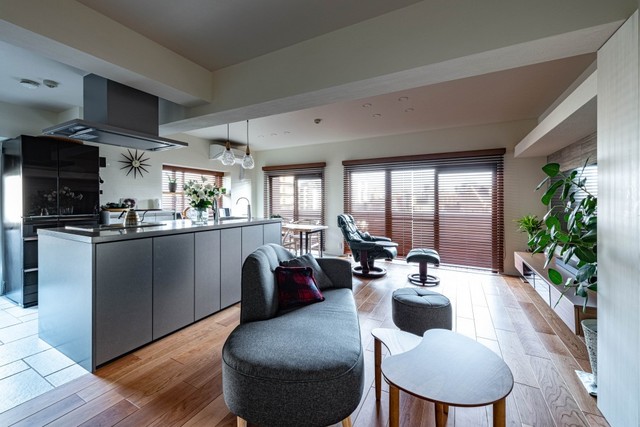 リノベ前のLDKの方が、平米数では広いですが、キッチンの位置を変えたり、収納の場所を一カ所にまとめたりすることで、以前よりも空間的な広さを感じられるようになりました。テレビの上部に間接照明を仕込んでいるので、夜はシックで落ち着く雰囲気になります。