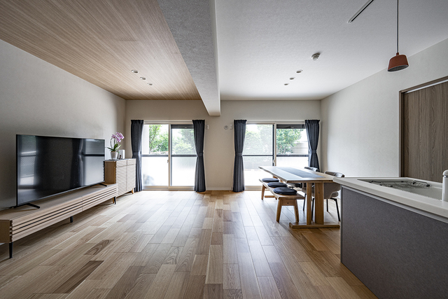 大きな窓から入る光でいつも家の中は明るく、風の通りも良い快適なLDK。<br />
国土交通省が実施している、補助金を利用し全ての窓に内窓を設置し、断熱対策、防犯対策も。<br />
梁を挟んで天井の高さが違うため、クロスを貼り分け。<br />
天井高の差が分からないようにするための工夫。