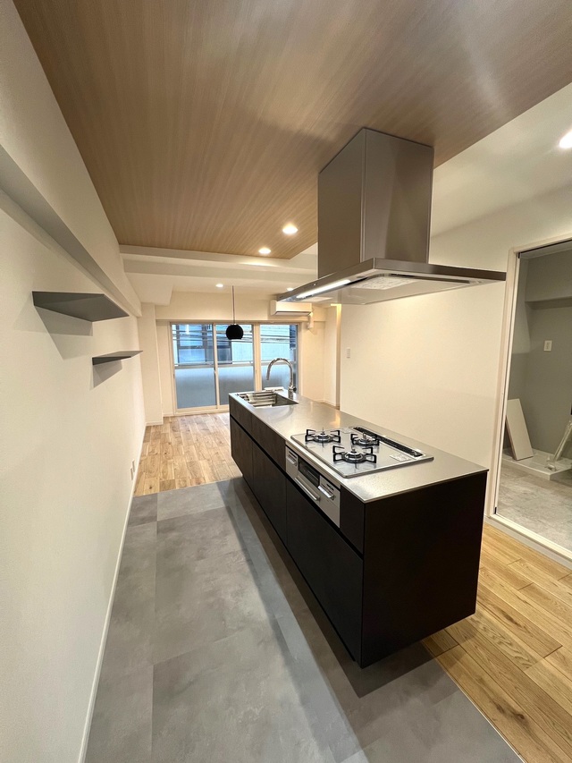 キッチンはリビングドアから入ったところにアイランドタイプで設置しました。<br />
家電収納のスペースと、ダストボックスのスペースも確保しました。