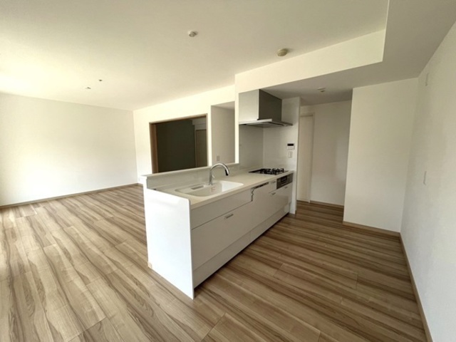 個室にあった壁付けキッチンを移設し、リビングの広い空間に設置。そして四方回遊できるような間取りにしました。<br />
テレビを見ながら料理ができるようになり、リビングドアから主寝室への動線も短くなりました。