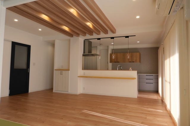 印象的な室内梁が迎えてくれる広々としたLDK。<br />
キッチンは回遊できるようになっており、キッチン横のスペースには、家事室にもなるデスクスペースを設けています。